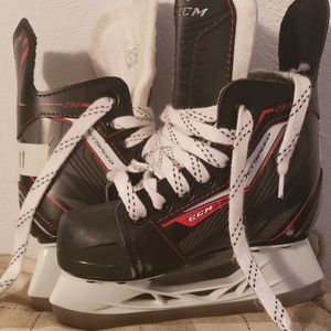 CCM Jetspeed 250 youth ice hockey skates